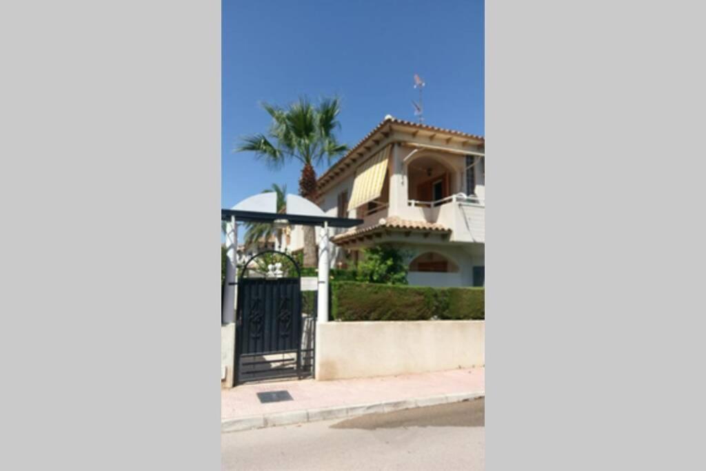 Апартаменты La Casa De La Palmera Торевьиа Экстерьер фото